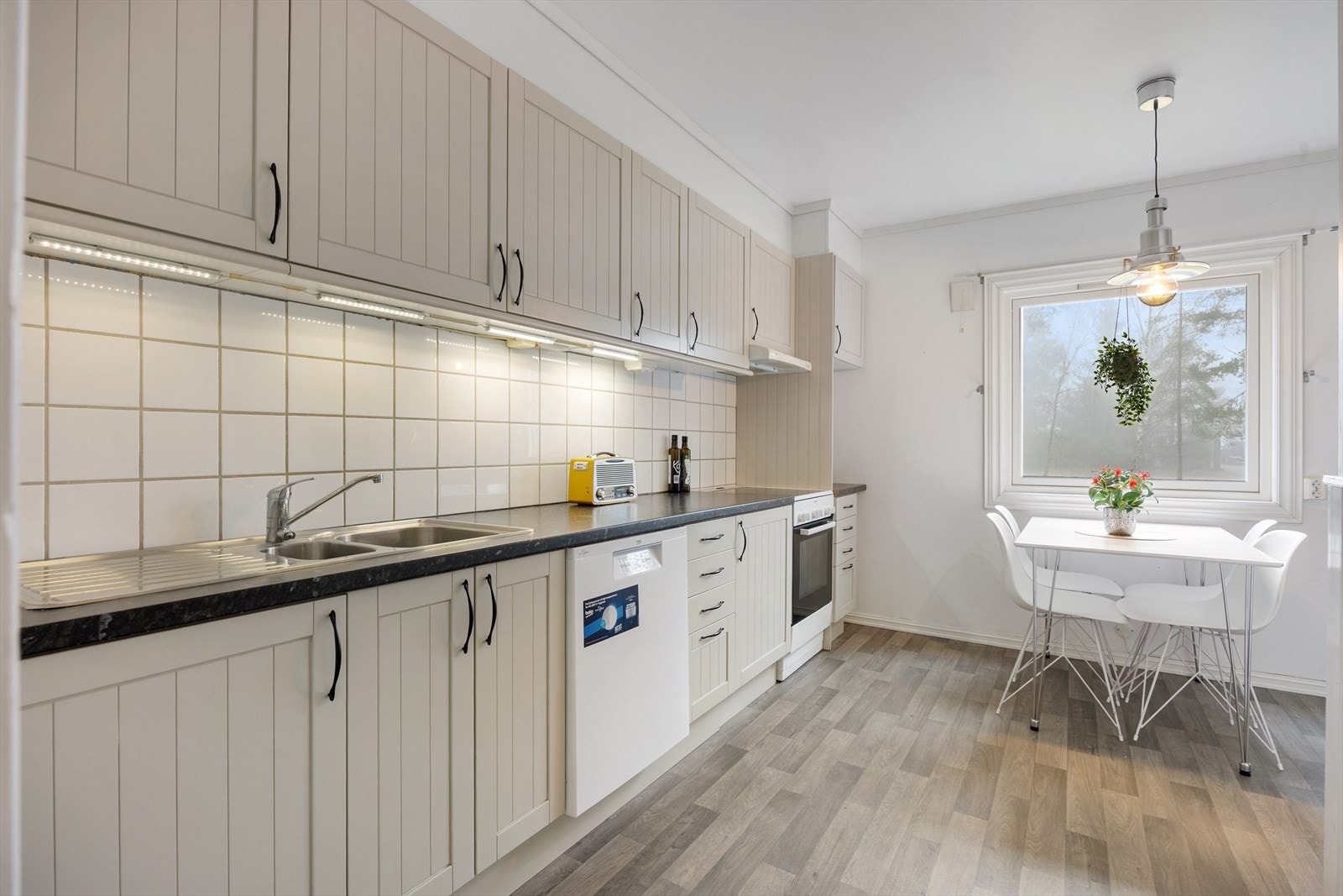 Innredningen består av både over- og underskap, som gir rikelig med oppbevaringsplass. Galleribilde