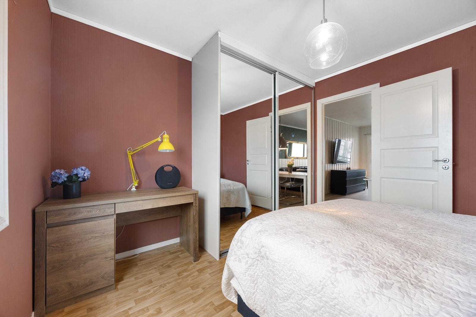 Leiligheten har to soverom, med hovedsoverom beliggende inntil stuen. Her er det godt med oppbevaringsplass i garderobeskap med skyvedører i glass. Galleribilde