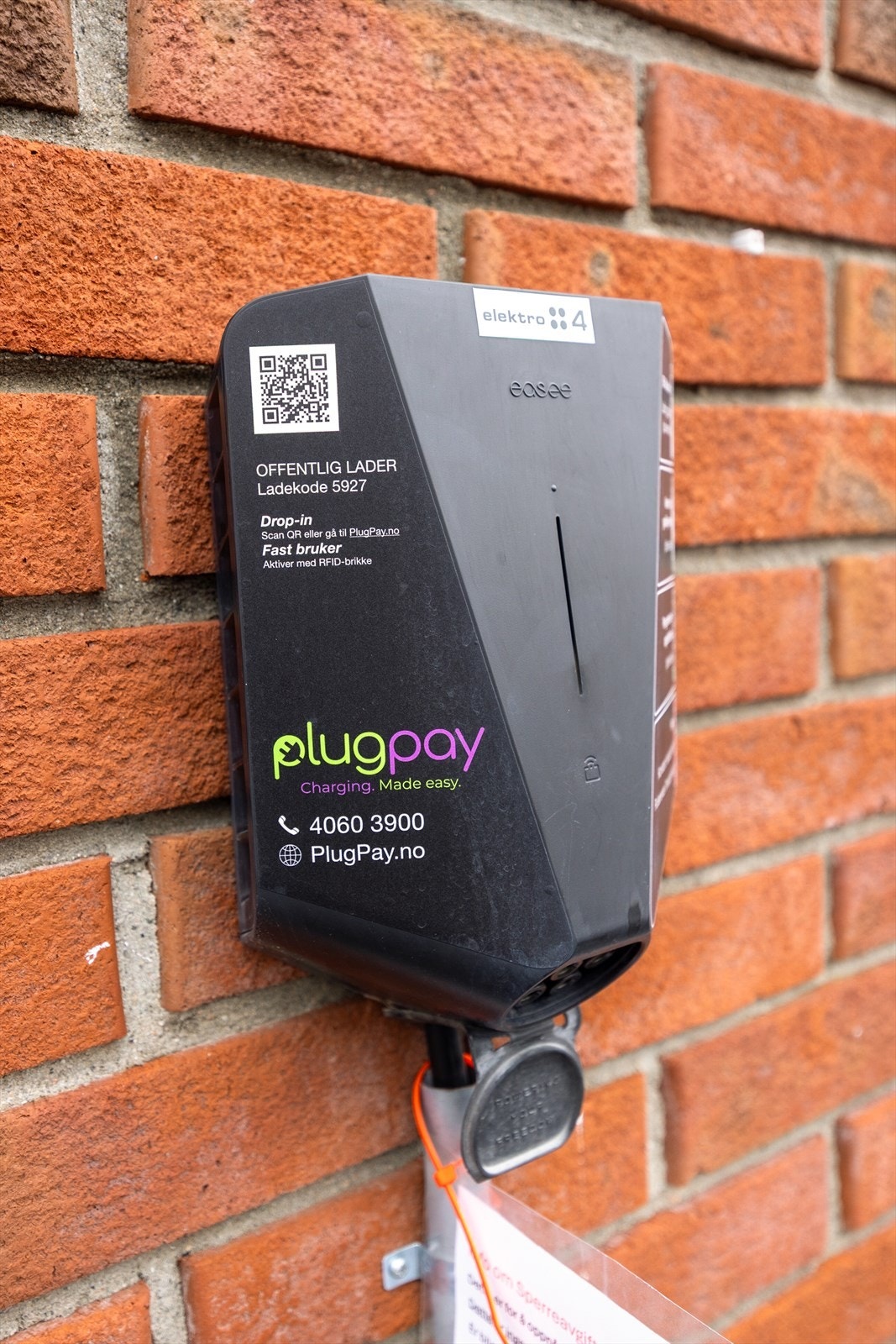 Lading av el-bil, det er 2 ladeplasser pr blokk (16 stk total). Galleribilde