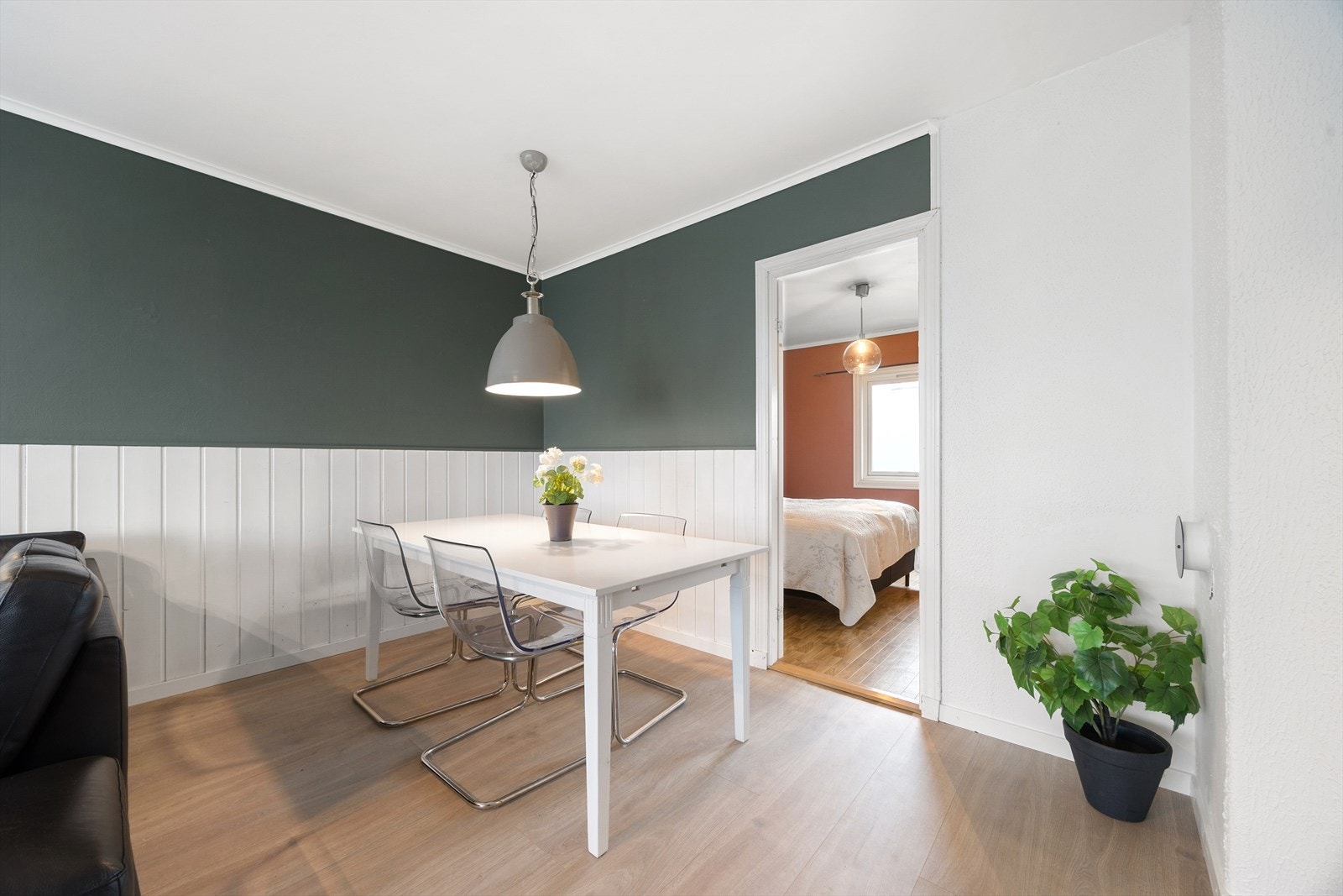 Det er pipe i stuen med mulighet for å sette inn vedovn. Det er installert varmepumpe i 2025 Galleribilde