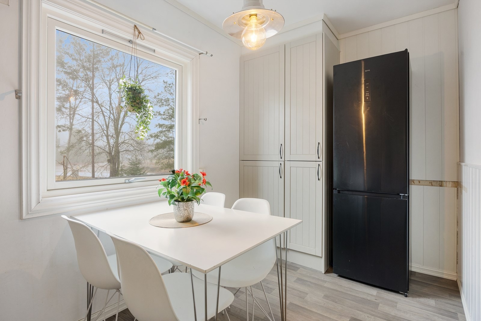 Leiligheten har et pent Epoq kjøkken fra 2021 med en hyggelig spiseplass ved vindu. Nyere vinylbelegg på gulv fra 2023 Galleribilde