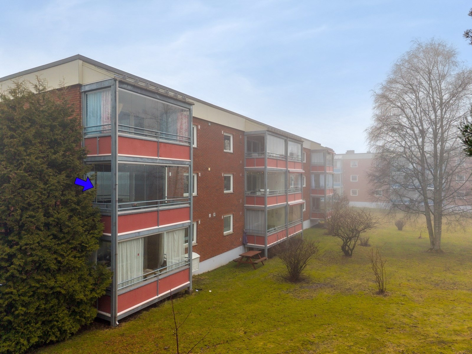 Boligen ligger fint til i 2. etasje på enden i boligblokken tilhørende Stigeråsen II borettslag på Gulset. Dette er et barnevennlig og attraktivt område med kort vei til de fleste fasiliteter. Galleribilde