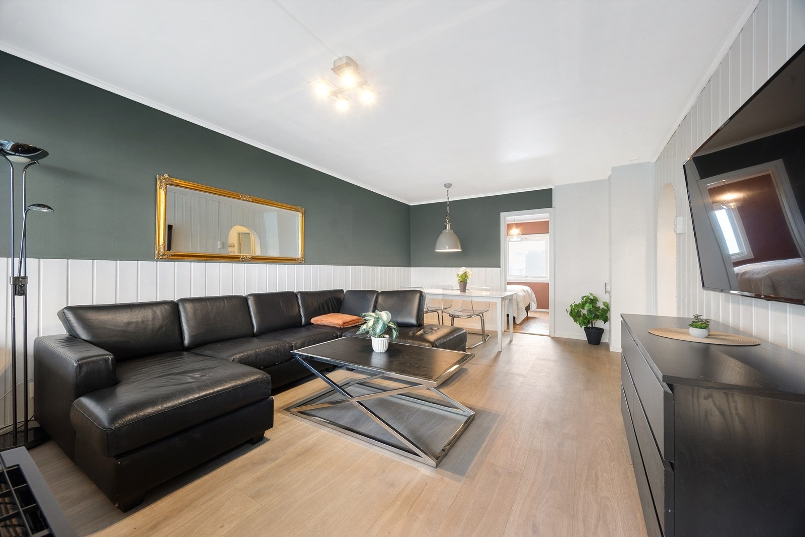 Nyere laminatgulv i stue og entre 2025. Kabel-tv og internett er inkludert i de oppgitte felleskostnadene. Galleribilde