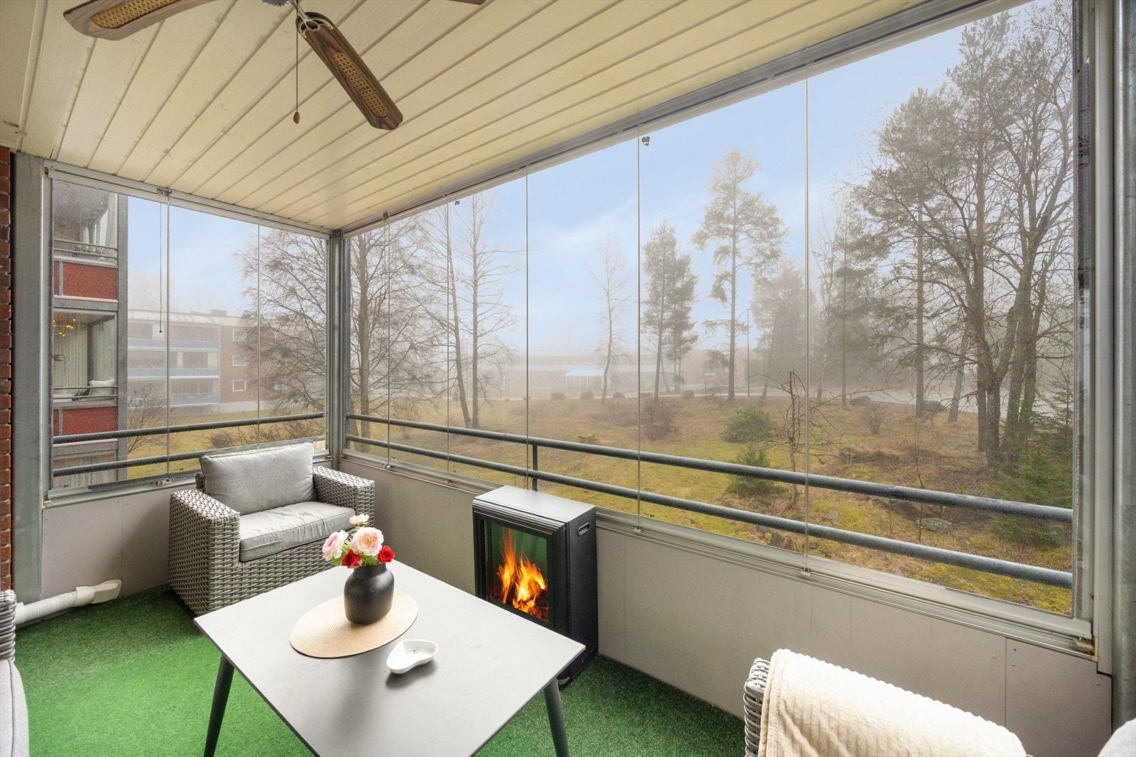 Balkongen har fin utsikt til friområdet som grenser til eiendommen og grøntområder. Galleribilde