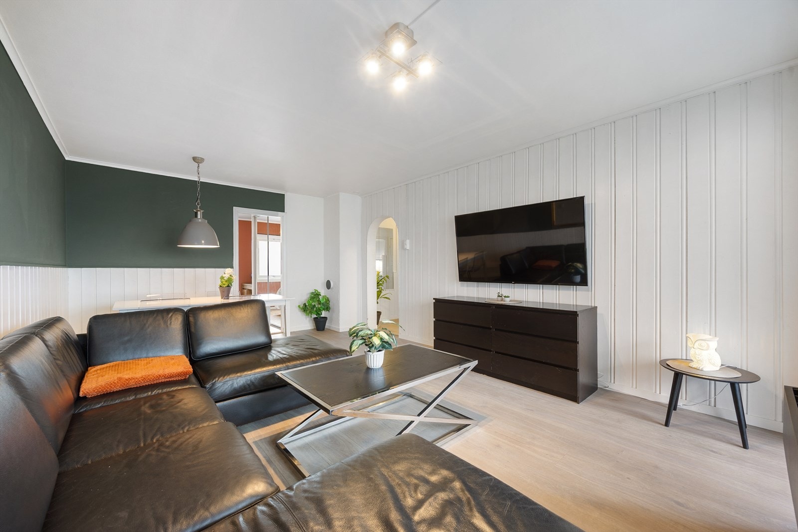 Stuen har store vindusflater som tilfører rommet godt med naturlig lys. God plass til sofagruppe, spisestue og annen mindre møblering. Galleribilde