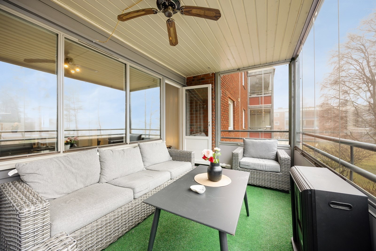 Nyere, heldekkende teppe som gir et lunt preg. Det er montert en vifte i tak, det er dobbel el-stikk og utelys. Galleribilde