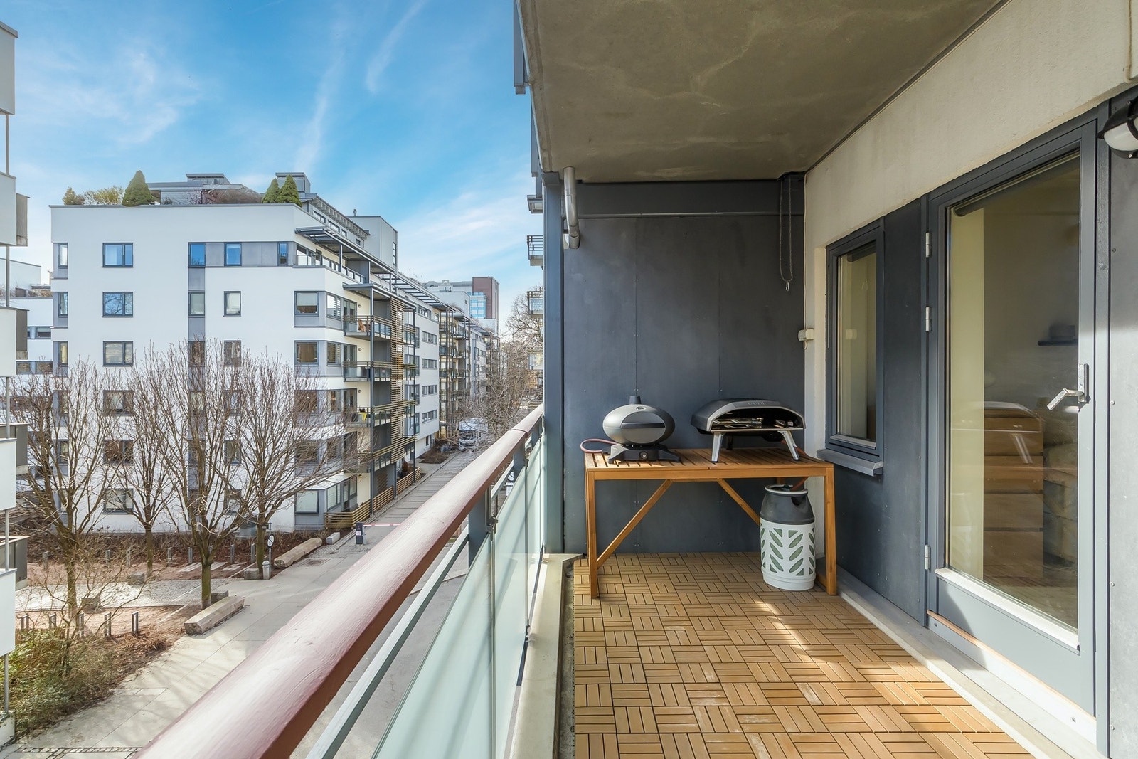 Denne fungerer som en hyggelig forlengelse av stuen i sommerhalvåret. Galleribilde