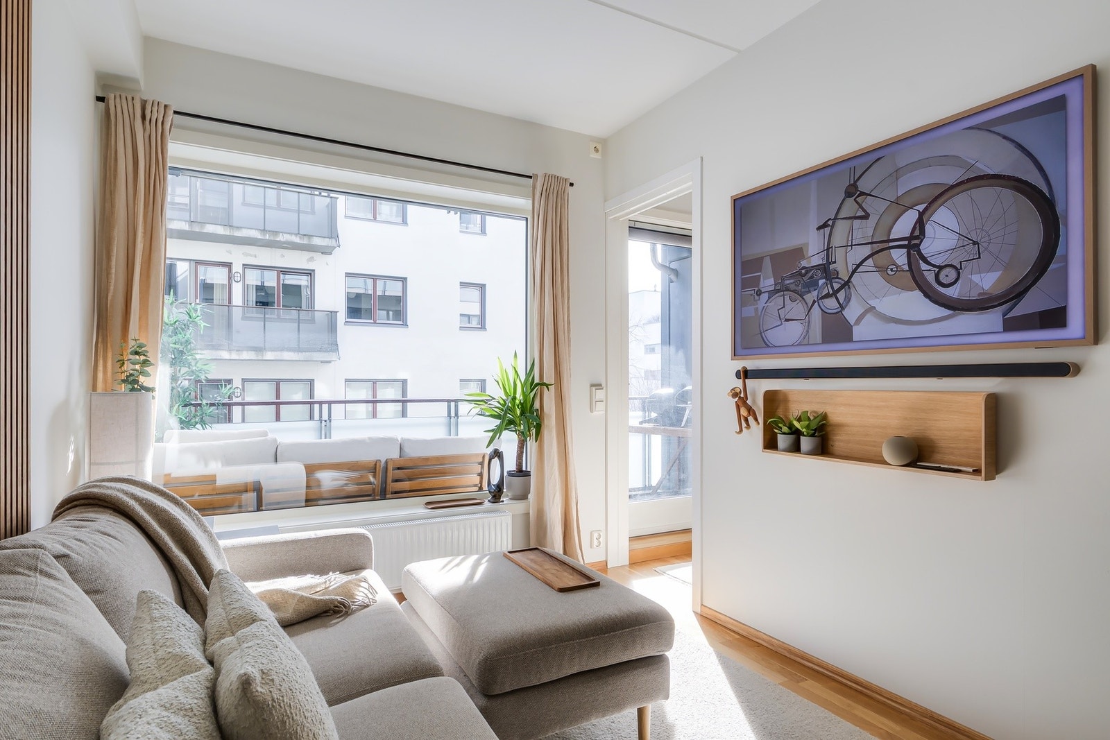 Plass til TV-møblement og sofa. Meget clean løsning med "the frame"-tv og soundbar på veggen. Galleribilde