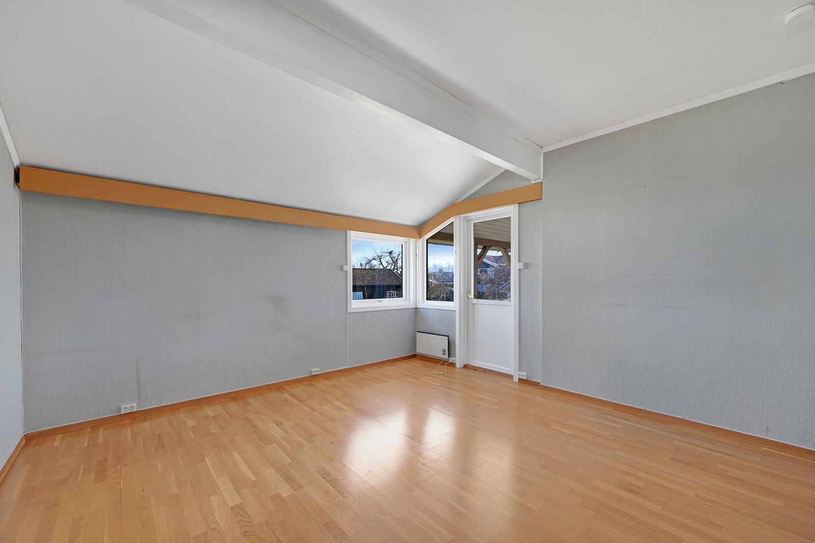 Fra dette soverommet er det utgang til verandaen med morgensol Galleribilde