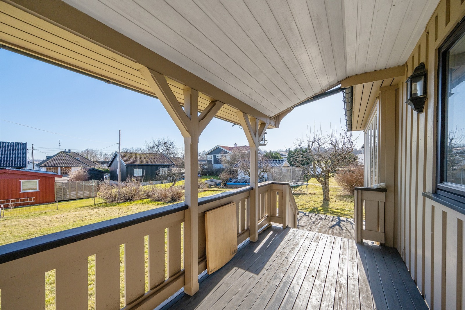 Fra hovedsoverommet er det utgang til en overbygget veranda mot øst Galleribilde