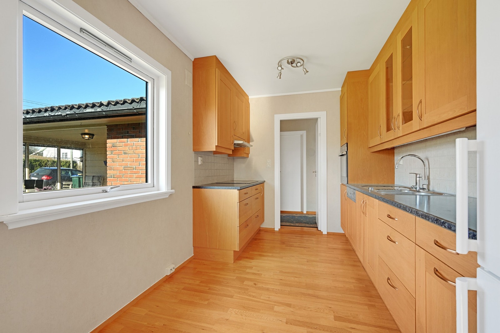 Det er også plass for et mindre kjøkkenbord ved vinduet Galleribilde