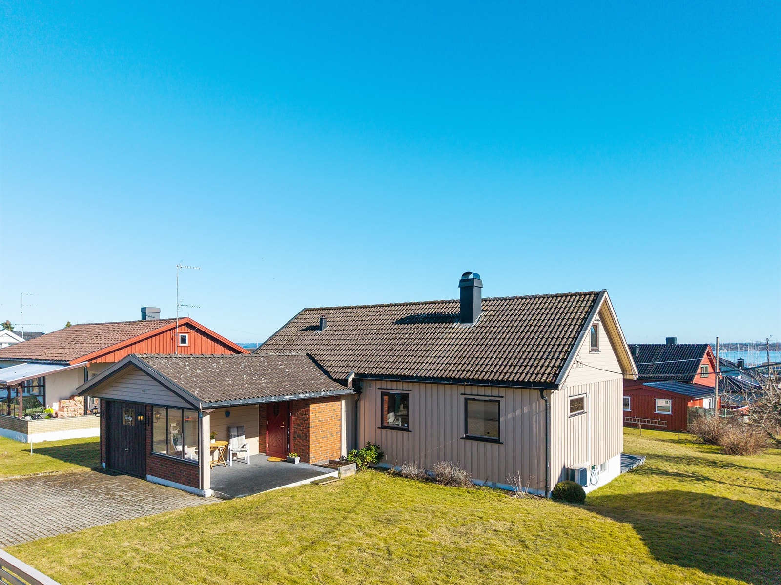 Her ser vi huset fra motsatt side og fasaden mot syd/vest Galleribilde