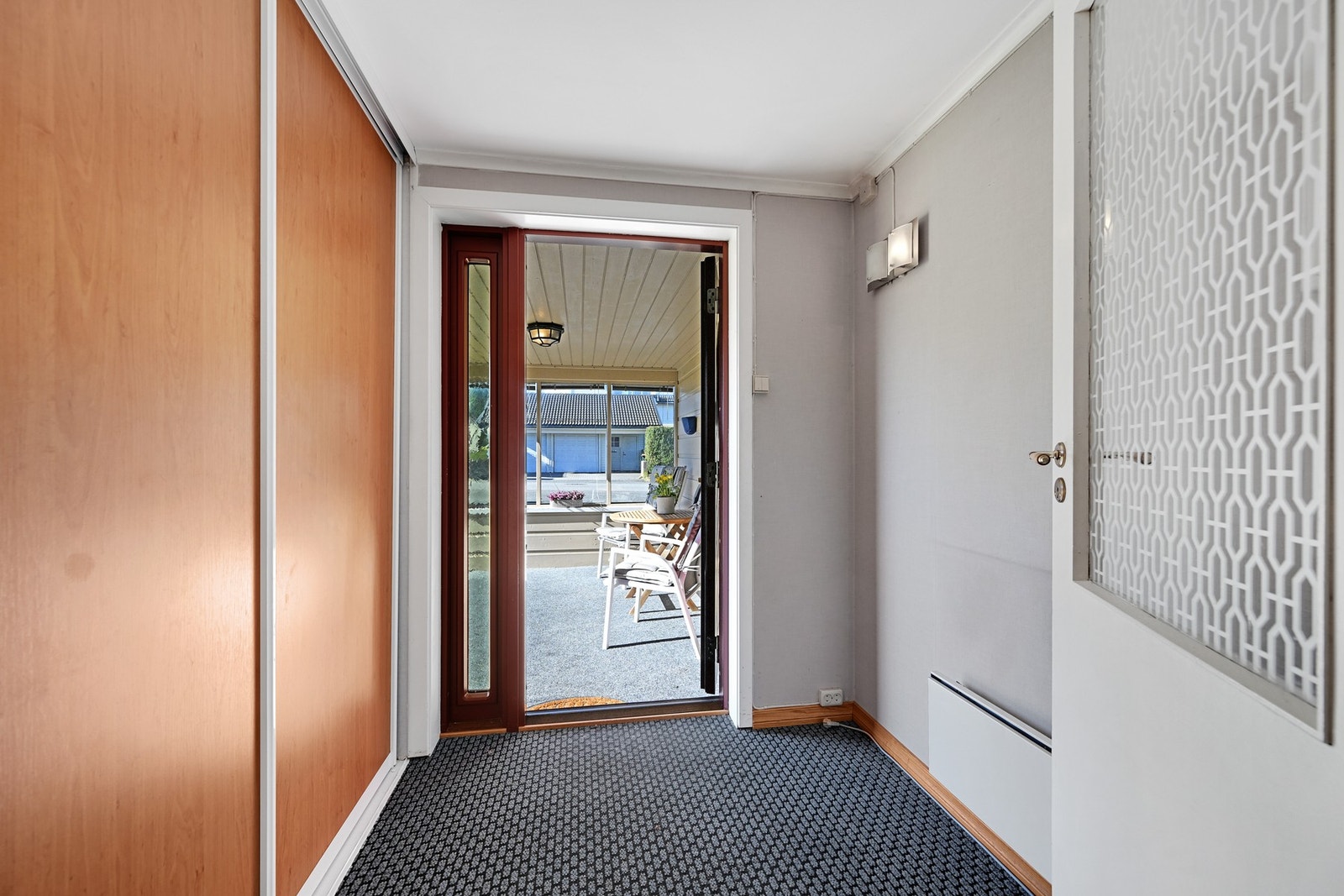 Vindfang med skyvedørsgarderobe Galleribilde