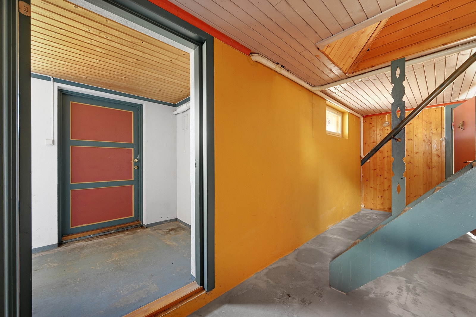 Da har fotografen tatt turen ned i kjelleren - det er både innvendig trapp og dør ut til hagen Galleribilde
