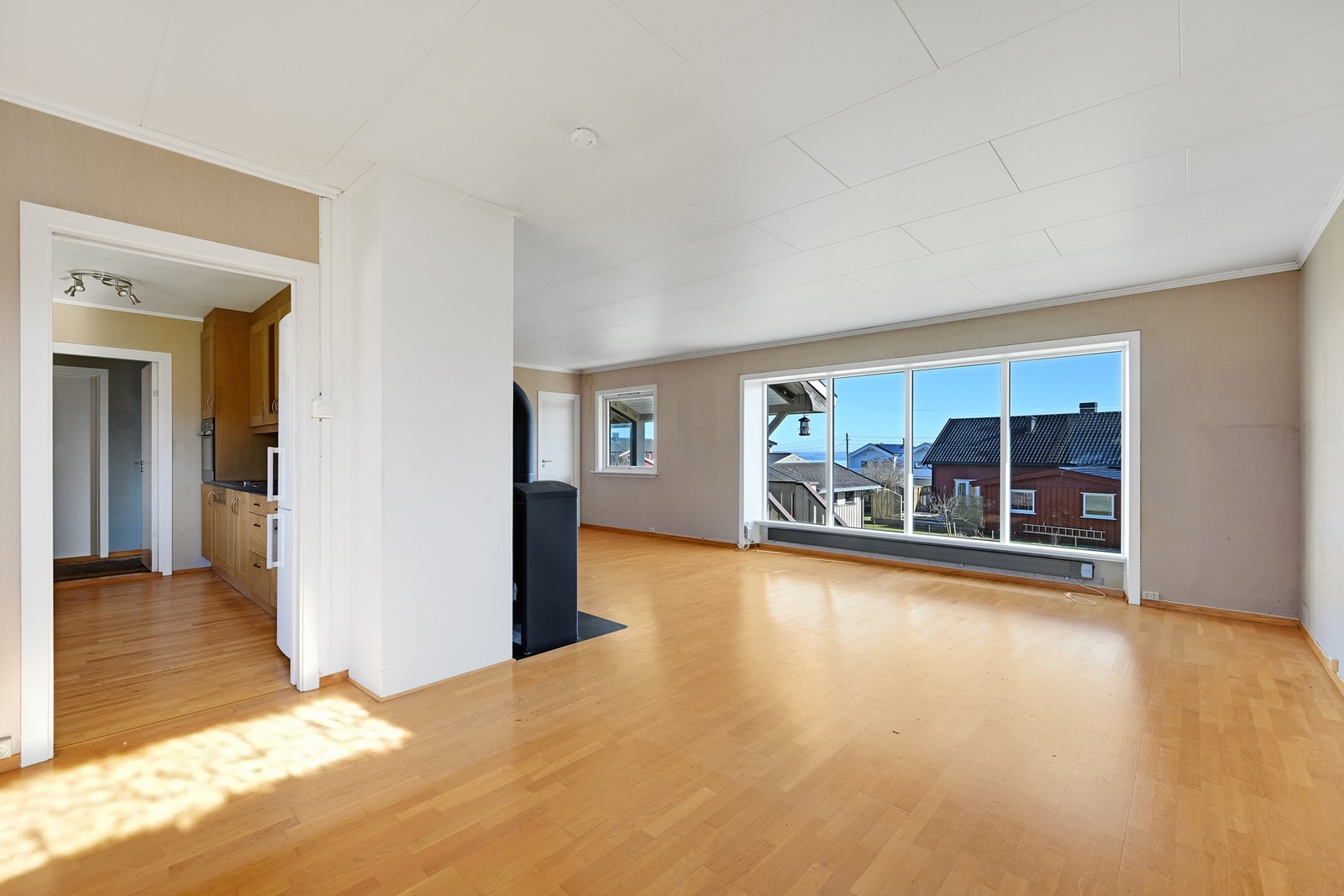 Her ser vi deler av stua og kjøkkenet til venstre i bildet Galleribilde