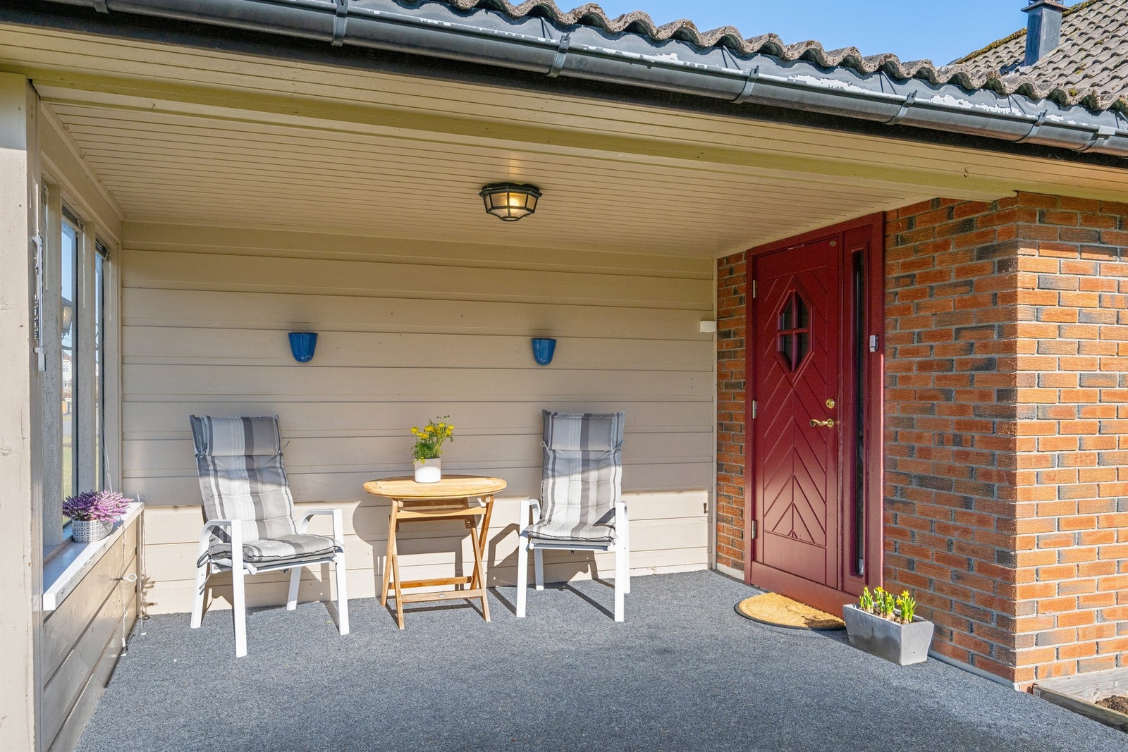 Da er vi klare til å fortsette inn den røde og pene inngangsdøren Galleribilde