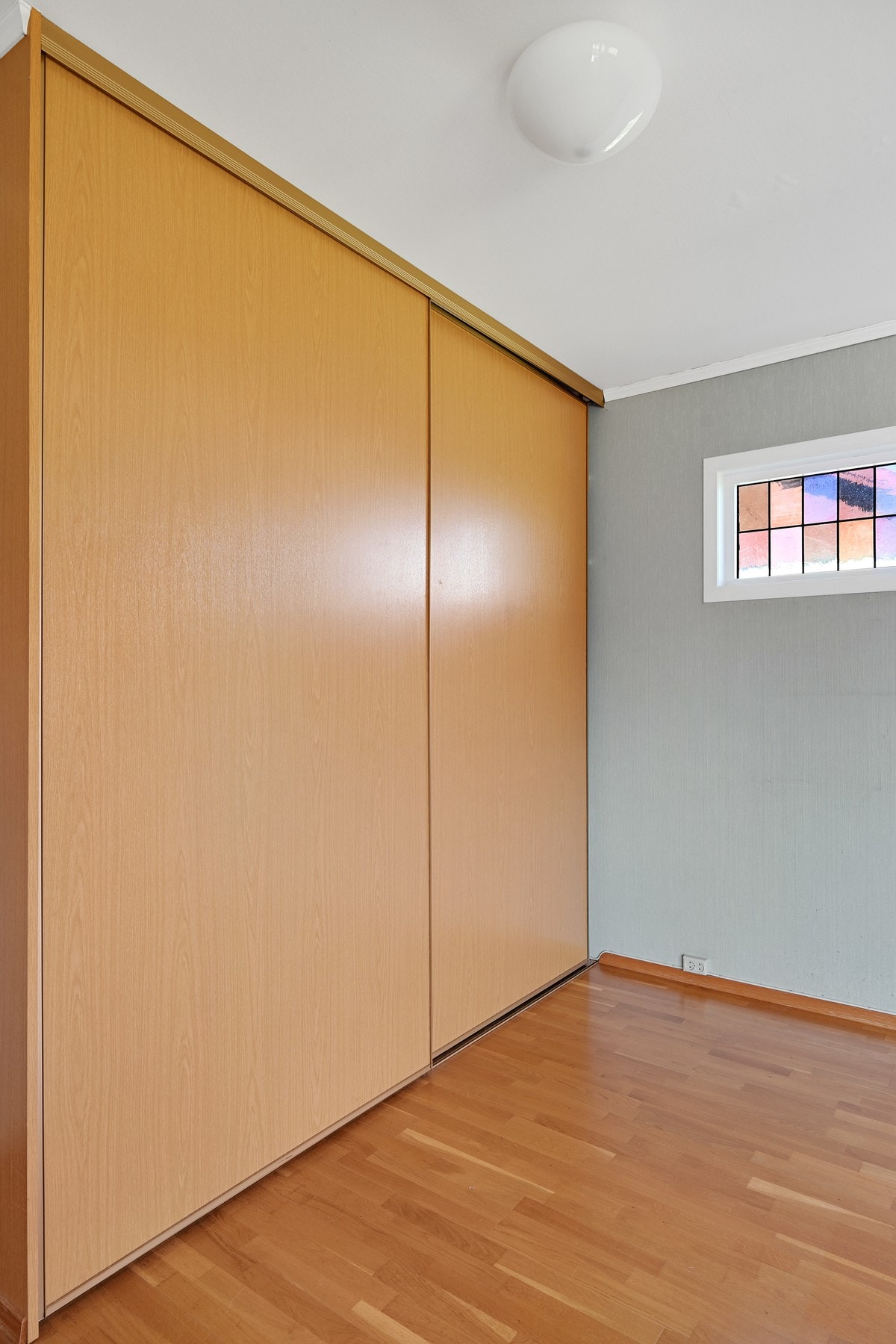 Godt med skapplass på dette soverommet Galleribilde