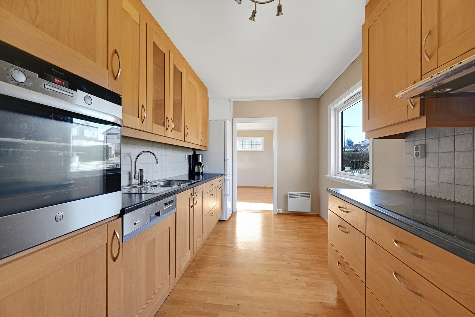 Rett på innsiden finner vi boligens koselige kjøkken Galleribilde