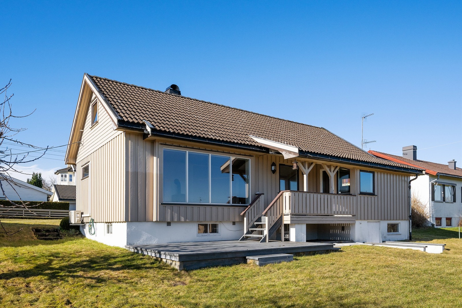 Fra denne er det trapp ned til en solrik platting Galleribilde