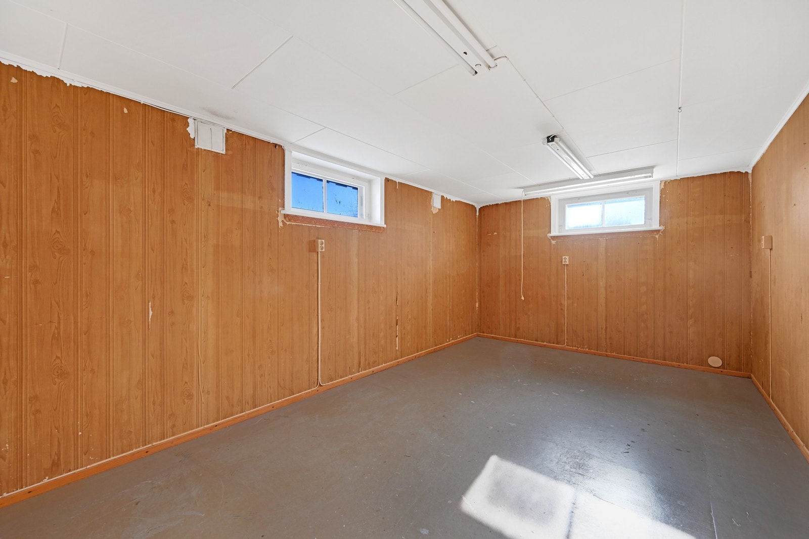 Kjellerstue med utforede vegger - dog små kjellervinduer Galleribilde