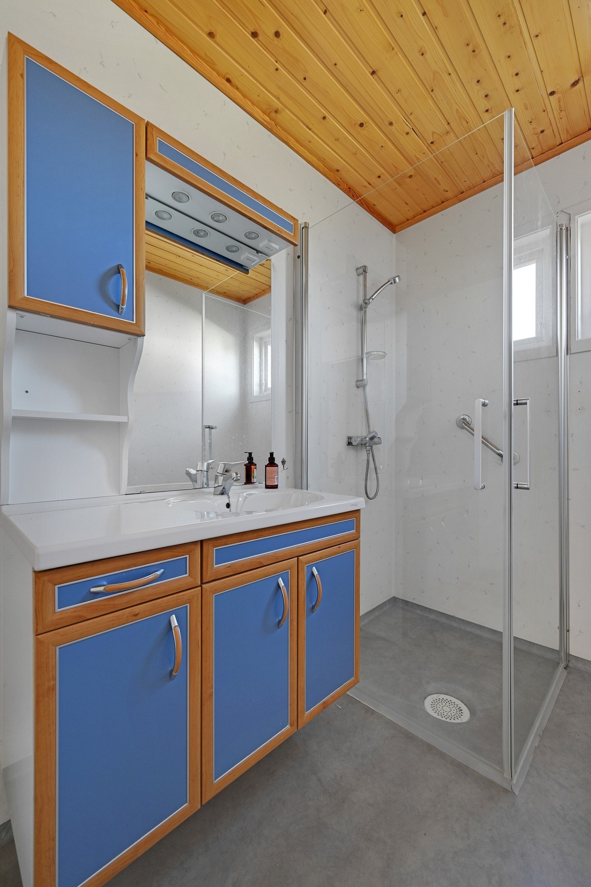 I tilknytning til soverommene finner vi det ene av to bad Galleribilde