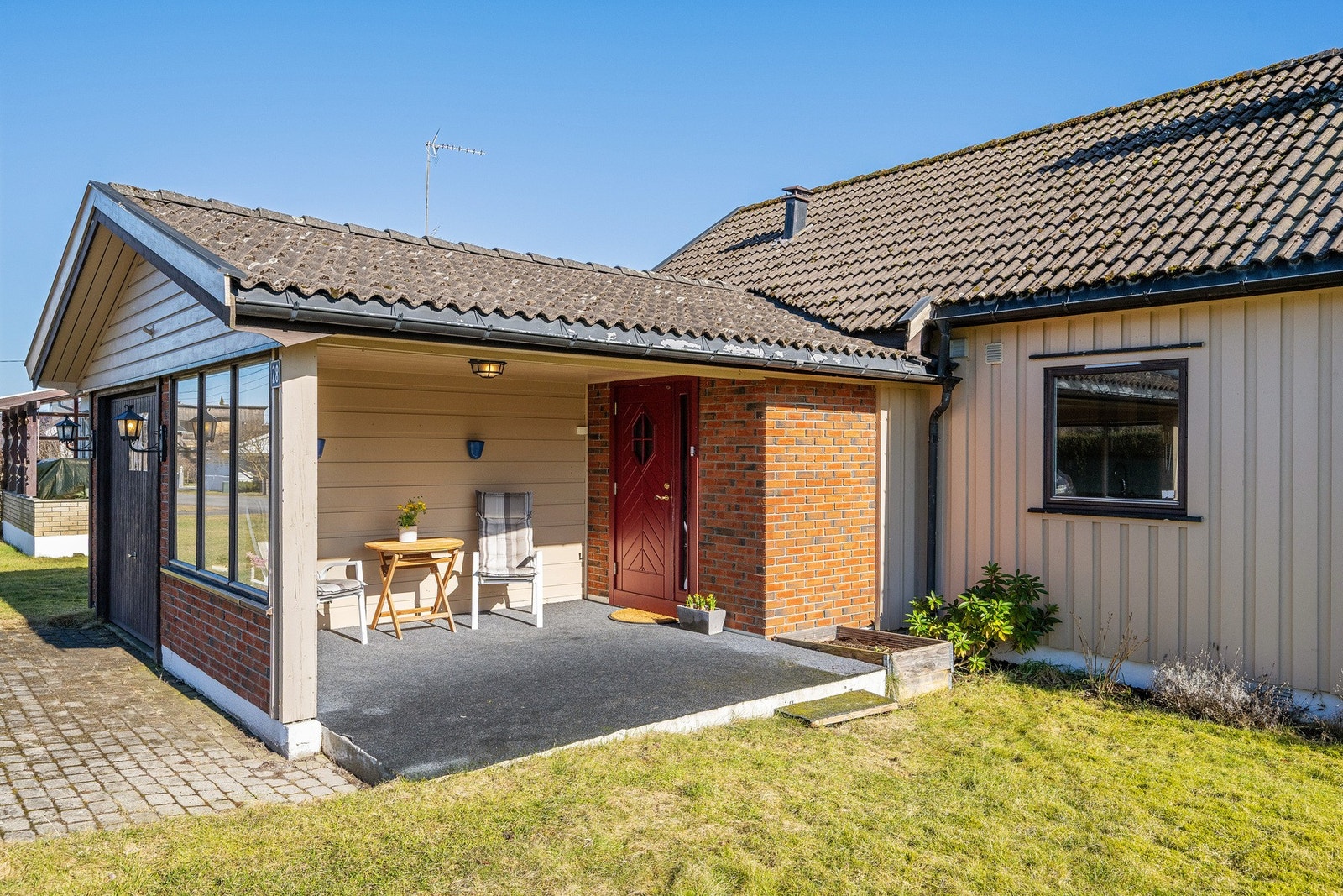 Ved inngangspartiet er det en lun og overbygget terrasse mot syd Galleribilde