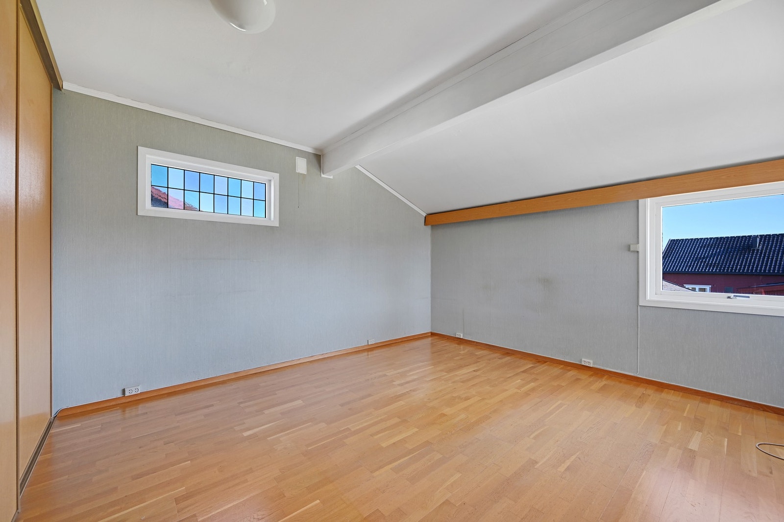 Da fortsetter vi på innsiden. Det er to soverom i denne etasjen - her ser vi hovedsoverommet Galleribilde