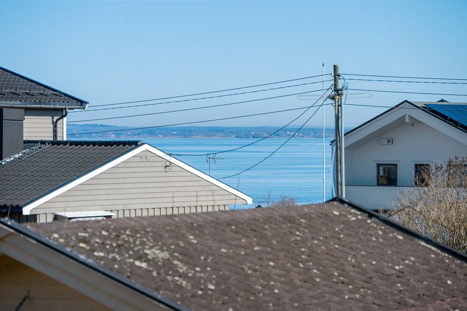 Her ser vi litt av utsikten fra stuevinduene Galleribilde