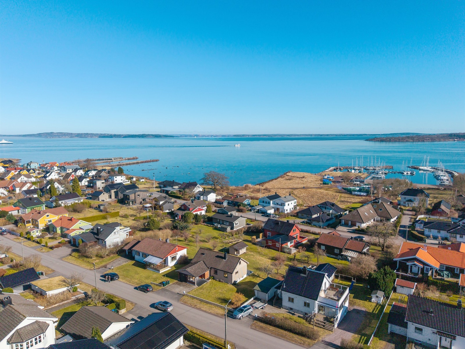 Her ser vi litt av de flotte omgivelsene og kort vei ned til morgen- og kveldsbadet... Galleribilde