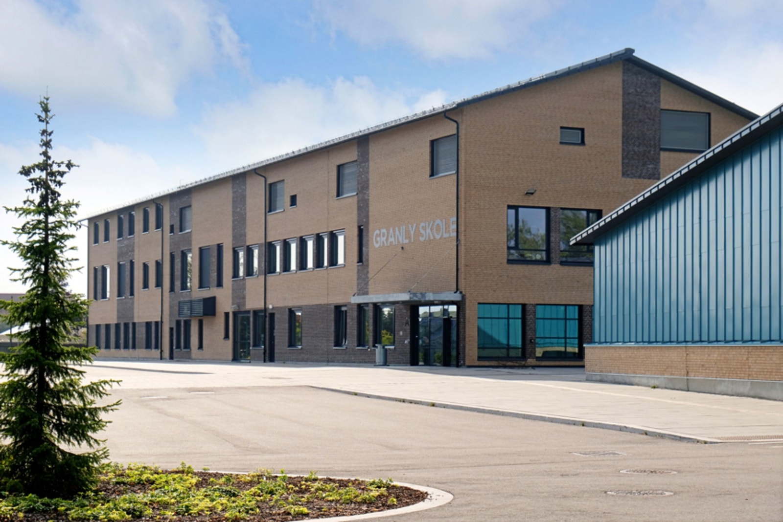 Ca. 10 minutters gange opp til Granly barneskole Galleribilde