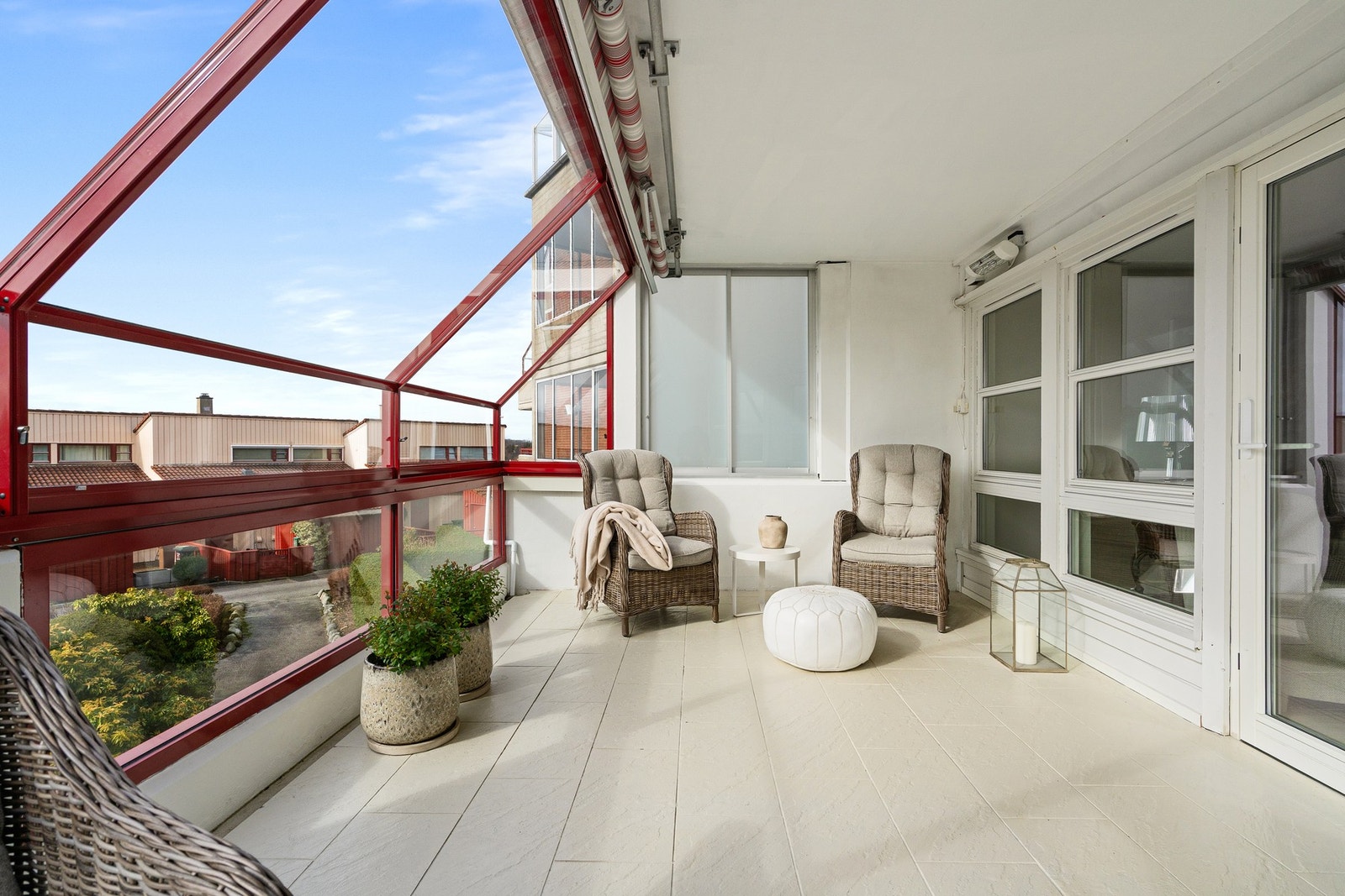 Det er gode solforhold og plass til ønsket utemøblement på balkongen. Galleribilde