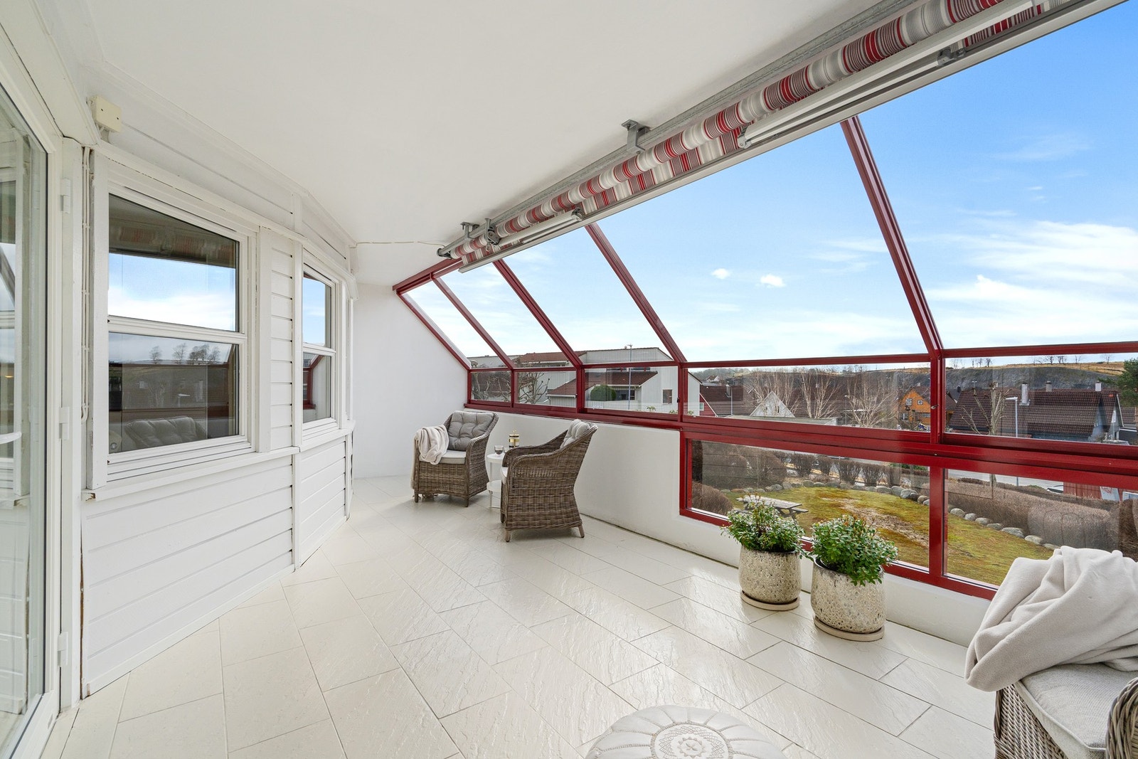 Leiligheten ligger fint til i 2. etasje med romslig innglasset balkong på 20 kvm og gode solforhold. Galleribilde