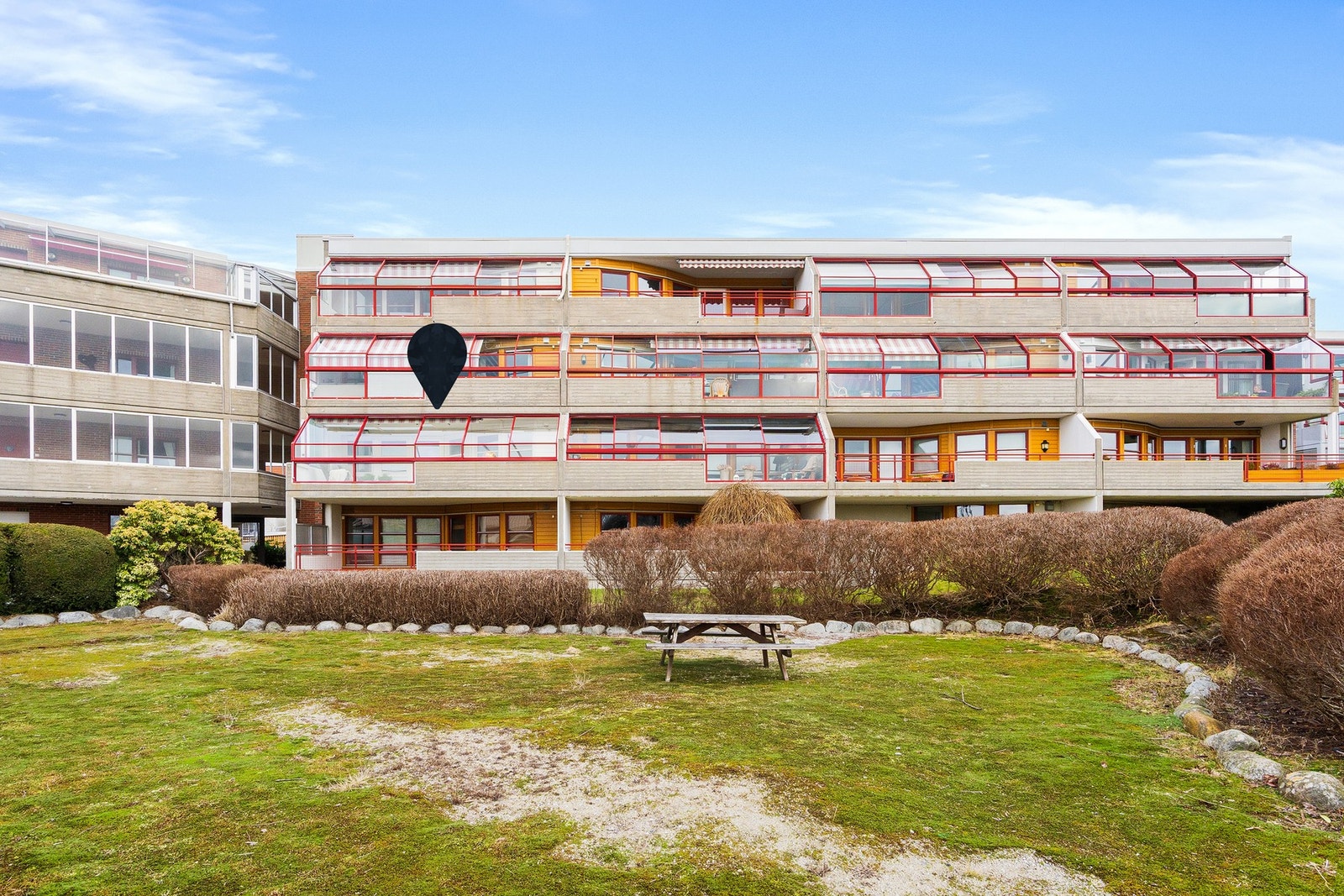 Sentral og tilbaketrukket beliggenhet på Tasta med kort vei til servicetilbud og noen av byens flotteste turområder. Galleribilde