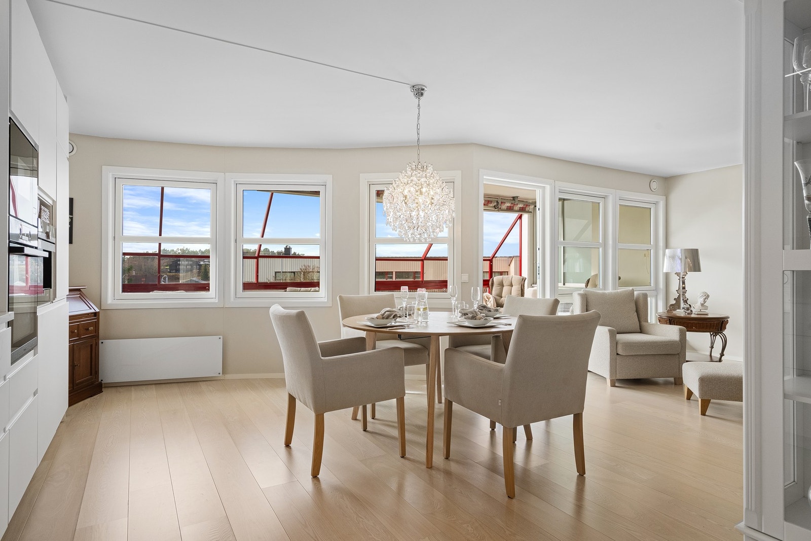 Gjennomgående er lekker enstavs parkett og vegger malt i tidsriktige farger i 2022. Galleribilde