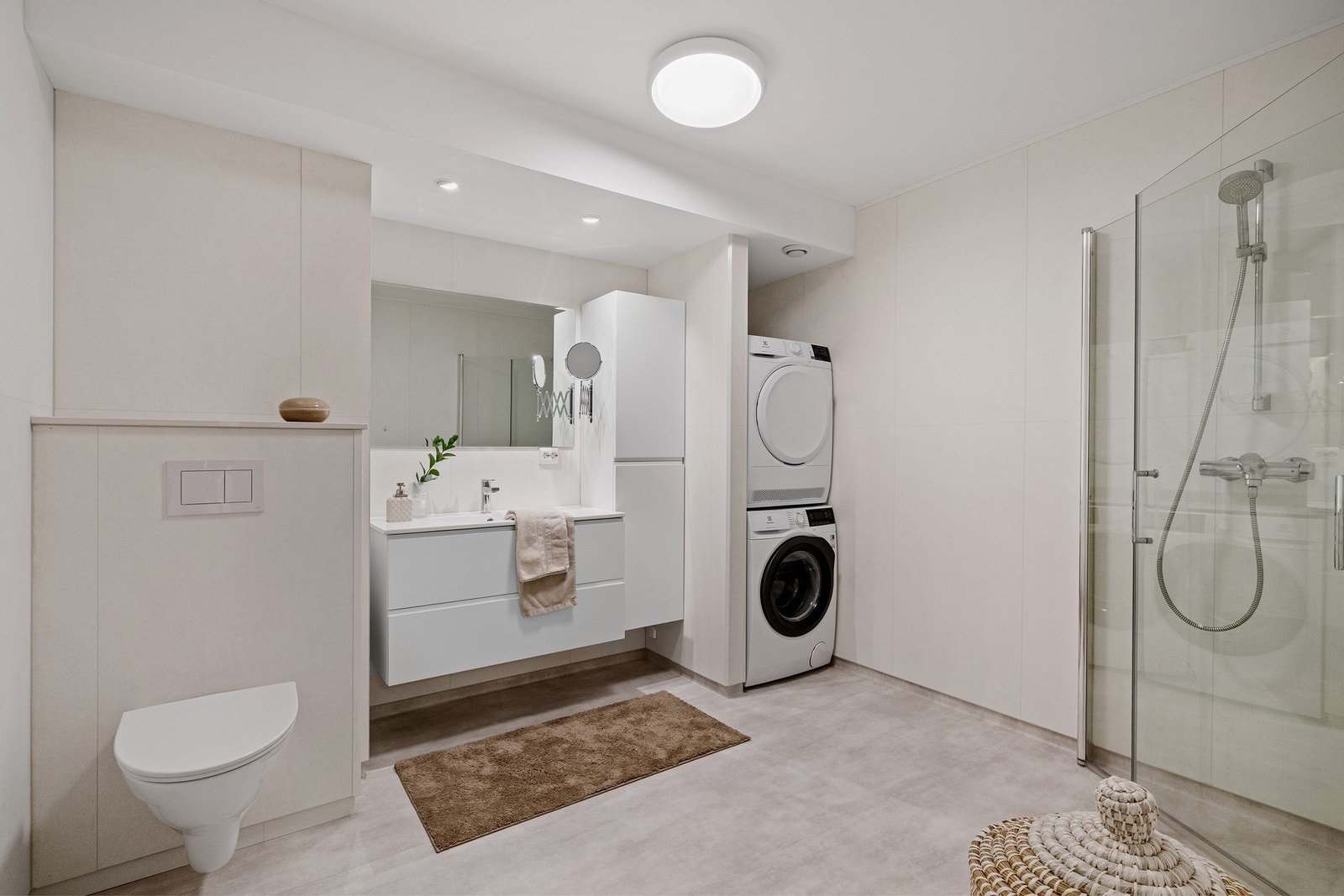 Bad fra 2022 med opplegg for vaskemaskin og tørketrommel. Galleribilde