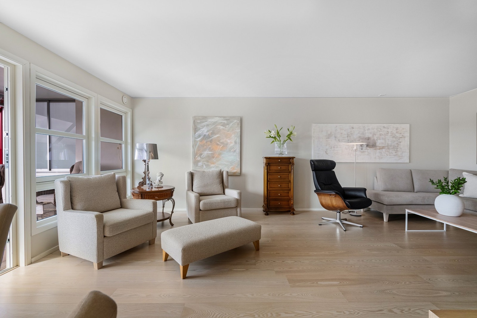 Stuen er av god størrelse og kan enkelt møbleres i ulike soner. Galleribilde