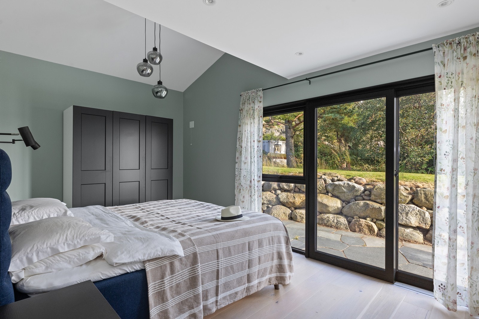 Hovedsoverom med eget bad og badekar under stjernehimmelen. Galleribilde