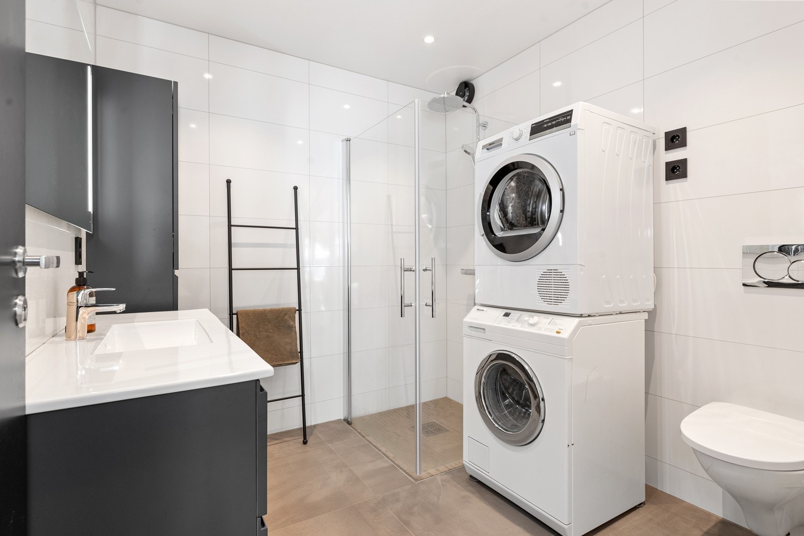 Praktiske løsninger med opplegg for vaskemaskin og tørketrommel. Galleribilde