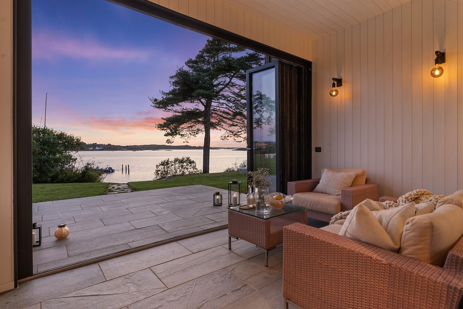 Stue med sømløs overgang til verandaen. Galleribilde