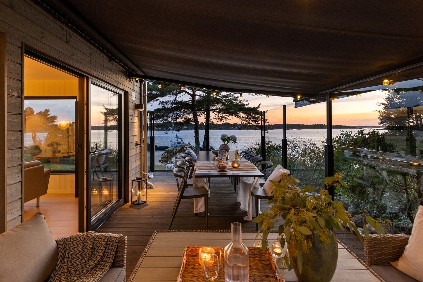 Hagestue med store glassvegger som kan åpnes helt opp. Galleribilde