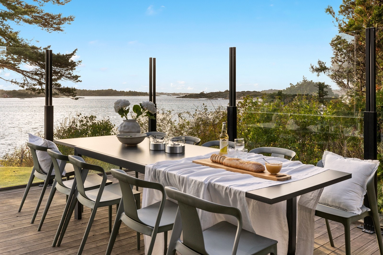 Veranda med glassvegger som kan heves i cirka dobbel høyde Galleribilde