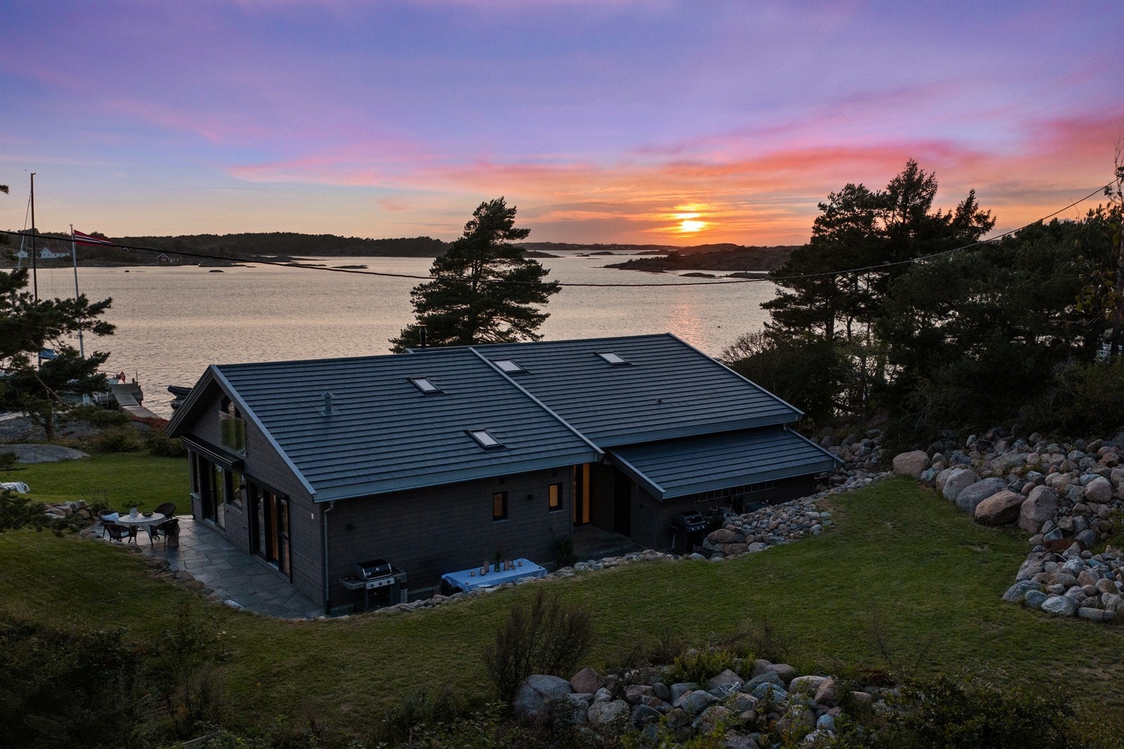 Dronebilde som viser hyttas fantastiske beliggenhet med sjøutsikt i alle retninger Galleribilde