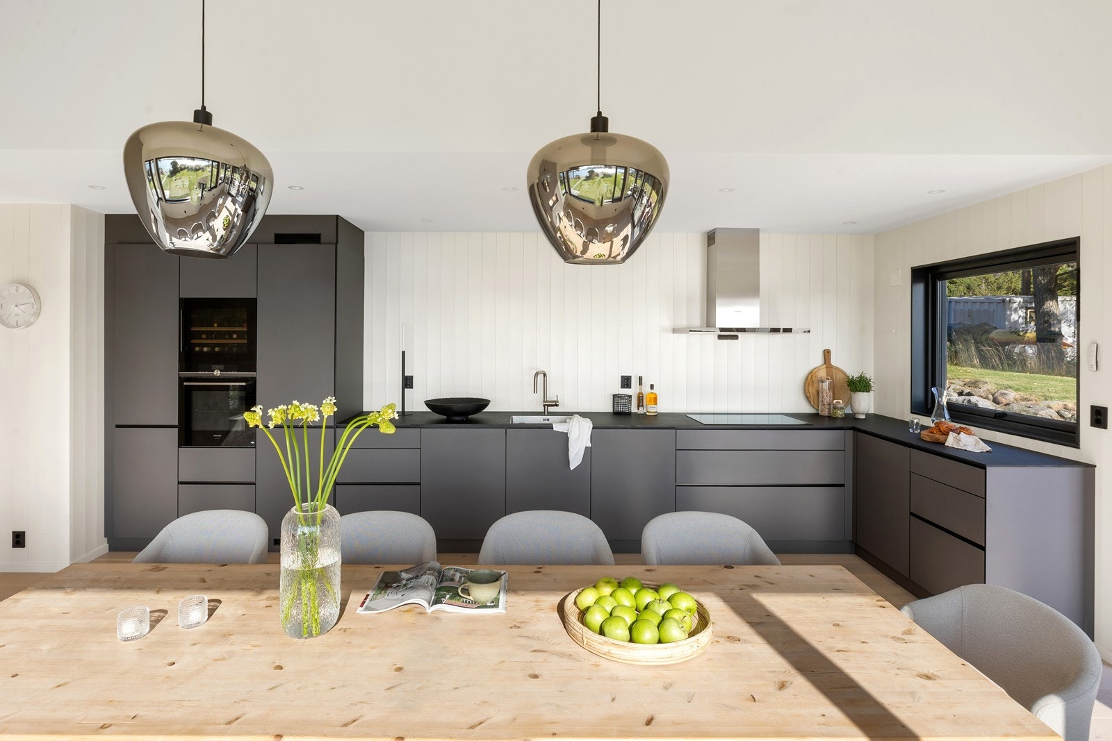 Romslig kjøkken fra Kvik med mørk, moderne innredning. Galleribilde