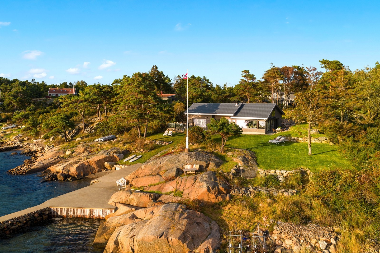 Elegant fritidsbolig oppført i 2022 - med spektakulær beliggenhet, privat strand og bryggeanlegg Galleribilde