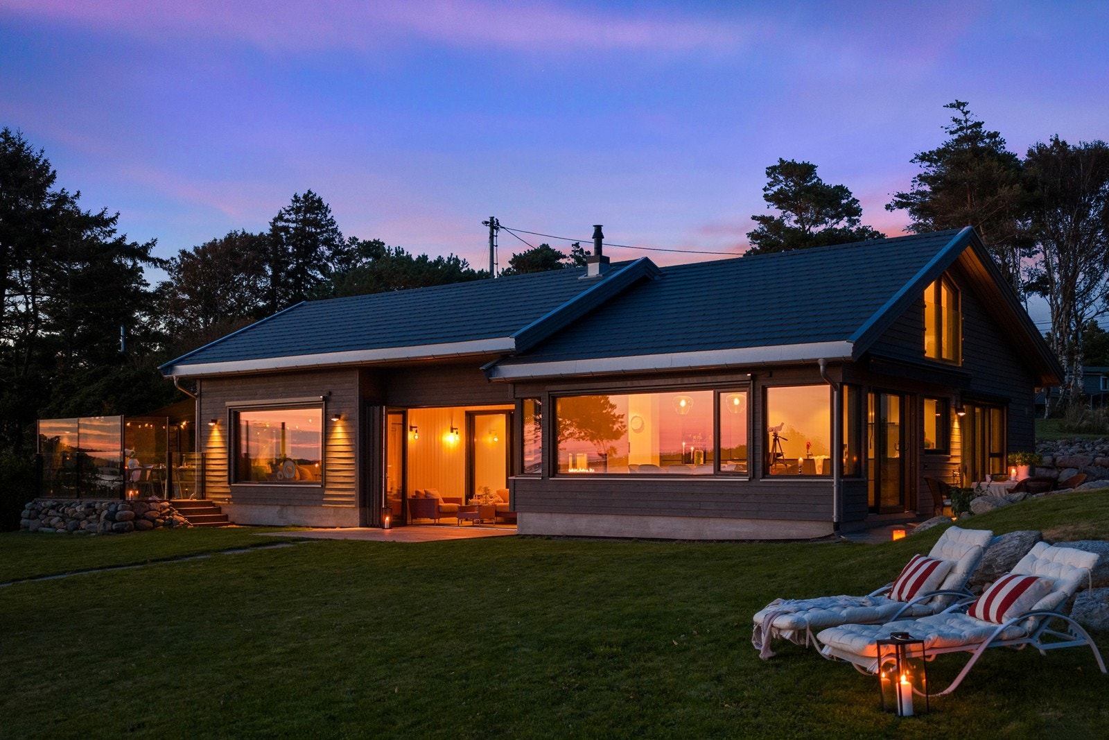 Arkitektur som kombinerer moderne uttrykk med naturlige omgivelser Galleribilde