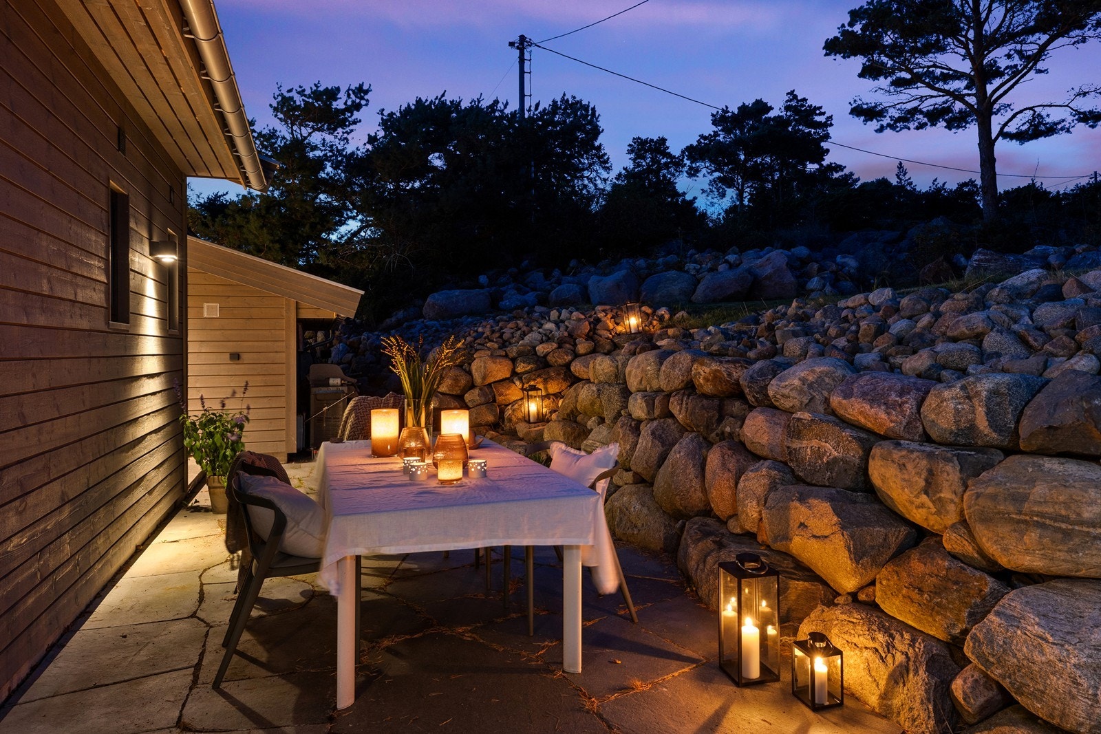 Skiferlagte uteplasser som inviterer til lange sommerdager. Galleribilde