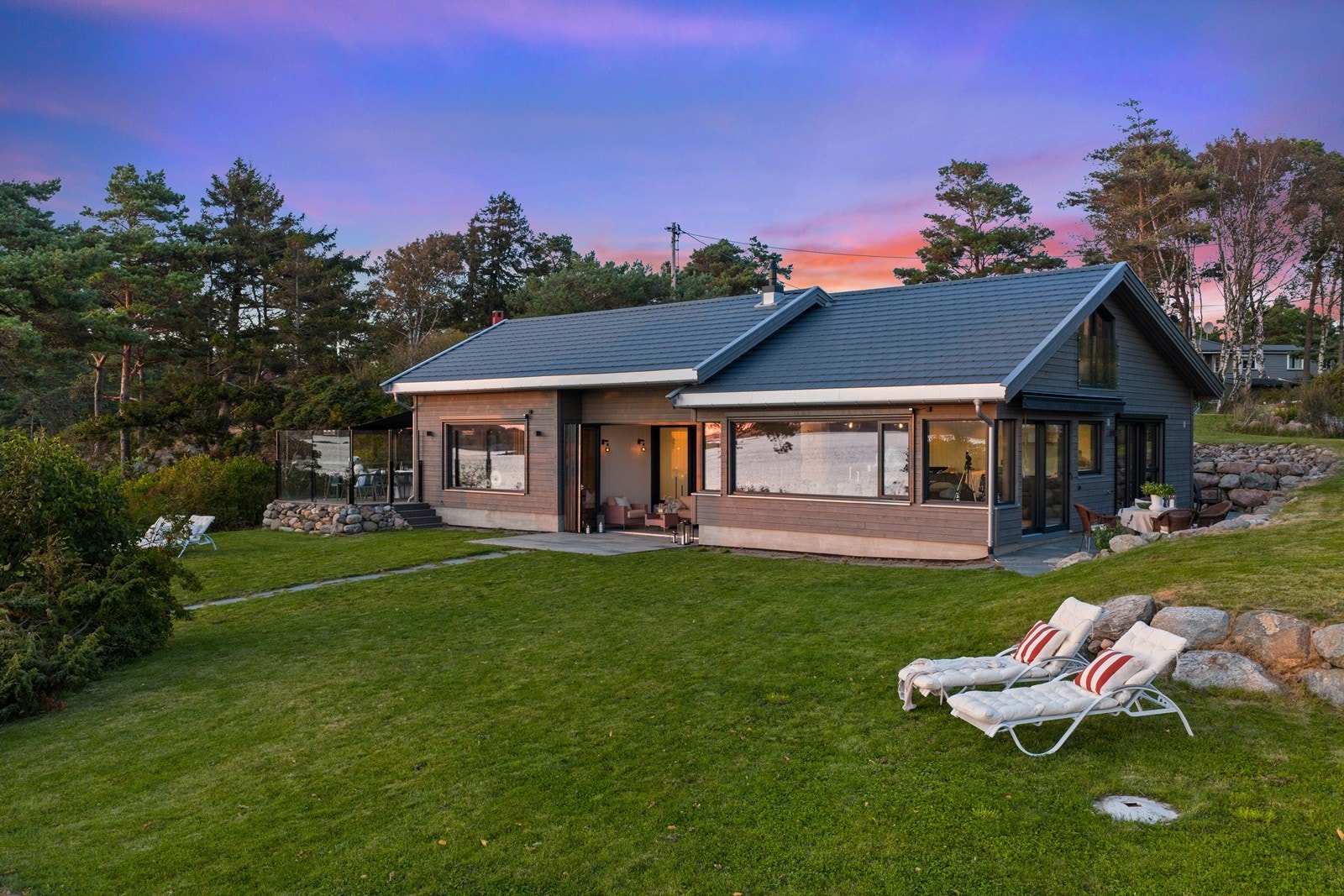 Store vindusflater gir sømløs overgang mellom ute og inne. Galleribilde