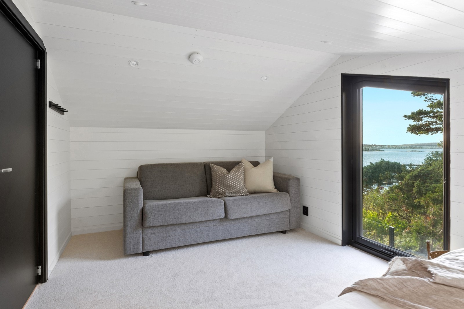 Fra hemsens soverom kan du våkne opp til spektakulær sjøutsikt hver morgen. Galleribilde