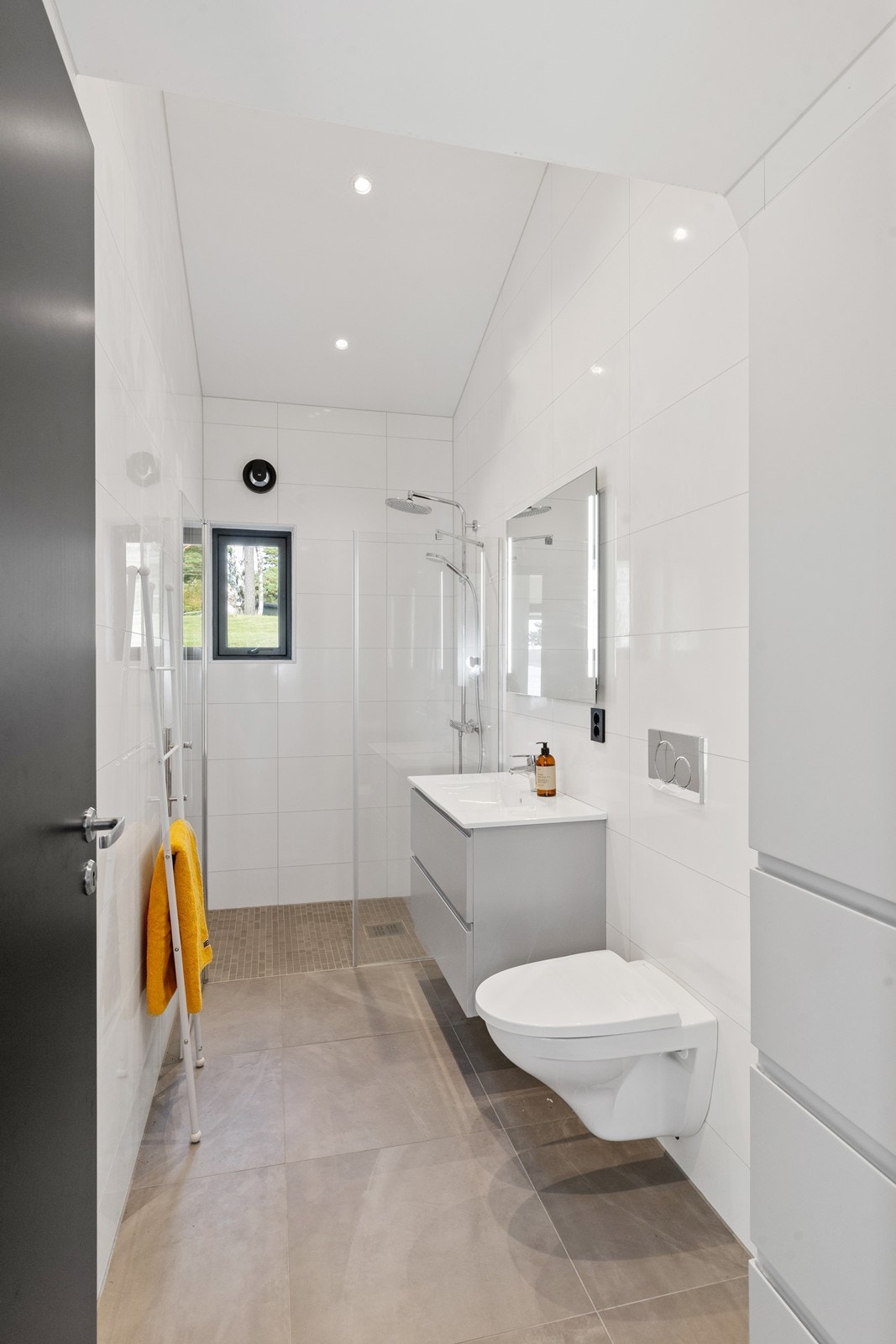 Stilfullt bad med eksklusive fliser og gjennomtenkte løsninger. Galleribilde