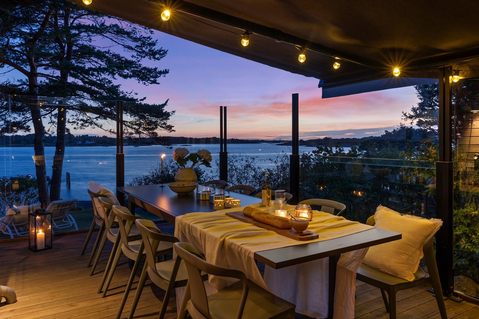 Skjermet veranda med glassvegger som kan heves. Galleribilde